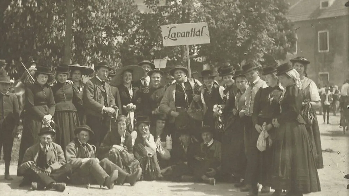 Dieses Bild dokumentiert die Alt-Lavanttaler Tracht. Die Kopfbedeckung der Frauen sticht hervor