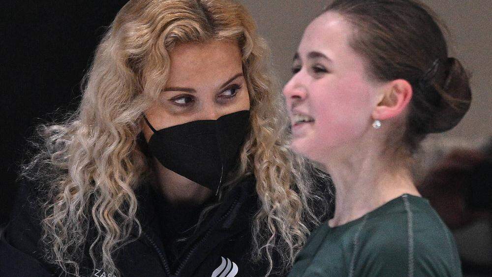 Das Eiskunstlaufwunder Kamila Walijewa mit ihrer Trainerin Eteri Tutberidse