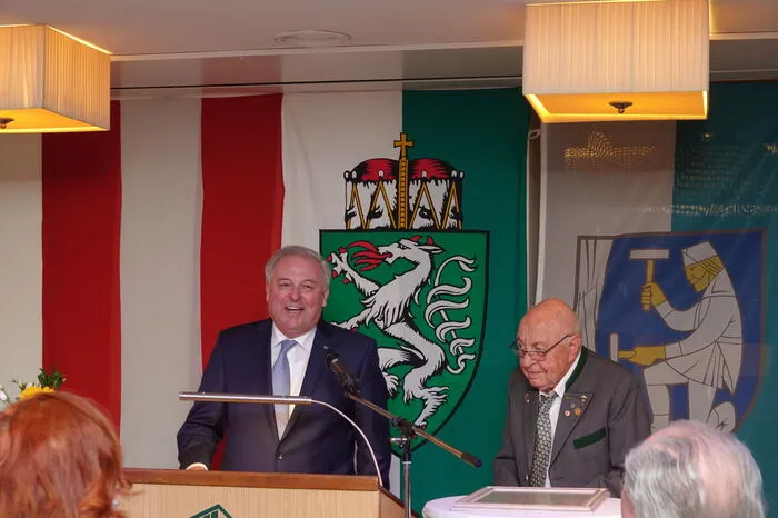 "Man hat fast Tränen in den Augen, wenn man zurückschaut, wie viel geleistet und wie wenig Aufsehen du darum gemacht hast", sagte Landeshauptmann Schützenhöfer in seiner Rede.