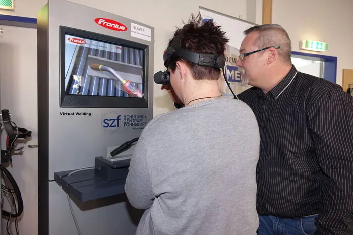 Unter dem Motto "Frauen in die Technik" wurden verschiedene Berufe vorgestellt, die Frauen konnten beispielsweise das Schweißen auf einem virtuellen Gerät selbst ausprobieren.