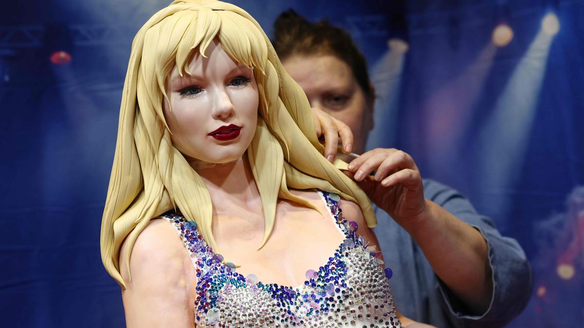 Die Backkünstlerin Elza Baldzhiyska mit ihrer zuckersüßen Interpretation von Taylor Swift bei der Cake International in Birmingham