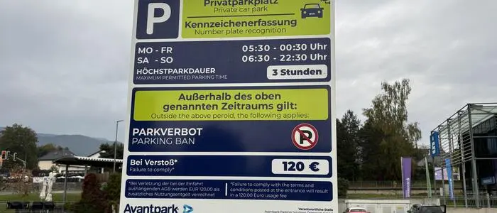 Ein Schild, das eine Parkraumbewachung erklärt