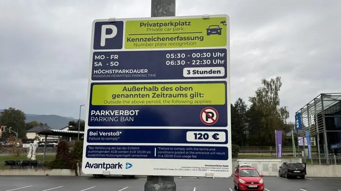 Ein Schild, das eine Parkraumbewachung erklärt