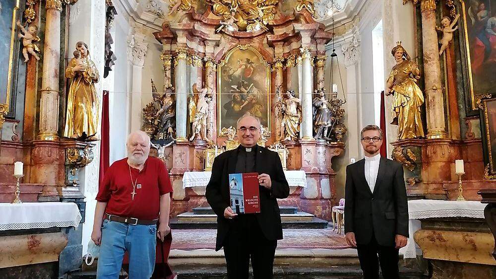 Autor Pergler, Bischof Krautwaschl und Pfarrer Kölbl (von links nach rechts) freuen sich über den Bildband