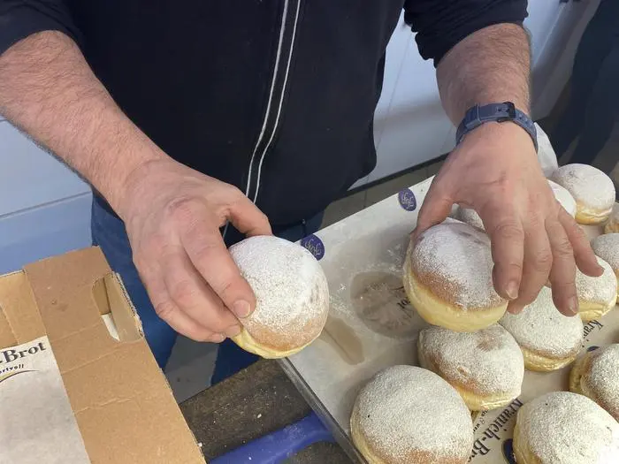 Goldbraun, leicht angezuckert und voll mit Marillenmarmelade