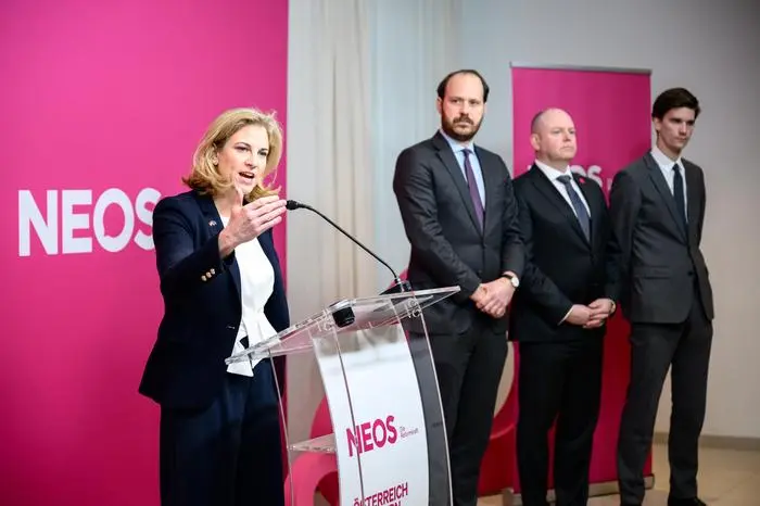 ABD0013_20250103 - WIEN - ÖSTERREICH: (v.l.) NEOS-Parteichefin Beate Meinl-Reisinger, Nikolaus Scherak, Markus Hofer und Douglas Hoyos am Freitag, 3. Jänner 2025, anlässlich eines Pressestatements zu den Koalitionsverhandlungen in Wien. - FOTO: APA/MAX SLOVENCIK