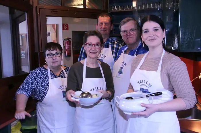 Das Team um Ilse Bell, Irene Scheer, Manuela Traußnigg, Christina Scherr und Martin Hochreiter, bestens unterstützt von den beiden Männern „Leihopa“ Martin Kleindienst und Josef Traußnigg, verwöhnten die Gäste mit Käse-, Gemüse-, Rind- Knoblauch-, Schwammerl- und Brokkolisuppe sowie köstlichem Ritschert. 
