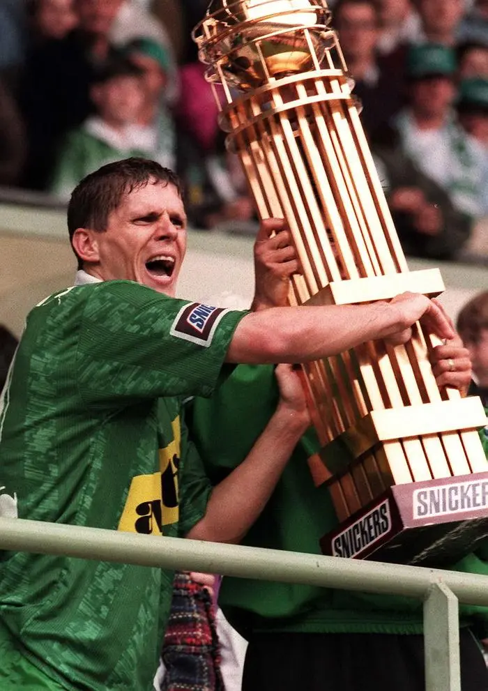 Dietmar Kuehbauer (Rapid) mit Pokal