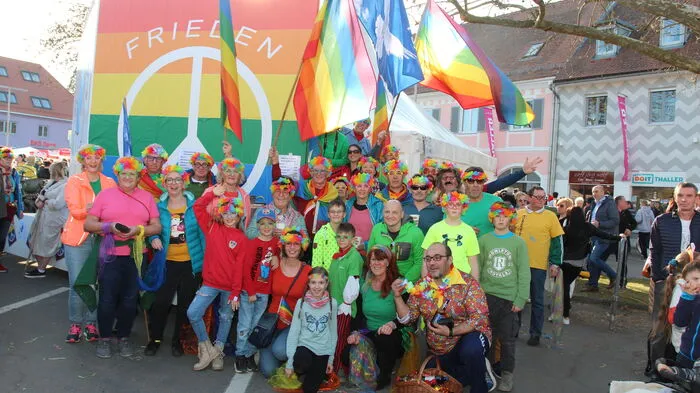 Mit ihrer Friedensbotschaft überzeugte die Gruppe der Dorfgemeinschaft Unterweißenbach die Jury beim Umzug in Feldbach und bekam den ersten Preis.
