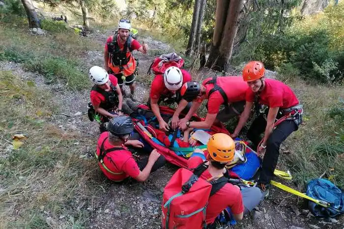 "Das Einsatzszenario wurde so realistisch wie möglich gestaltet, falls gerade kein Flugwetter vorherrscht, müssen wir verunglückte Kletterer mit einer Seilbahn aus der Wand retten", erklärte Gebietsleiter Florian Kainrath.