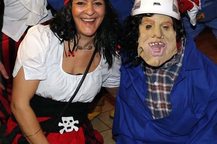 Christine Seidnitzer konnte eine Vielzahl maskierter und kostümierter Gäste begrüßen.