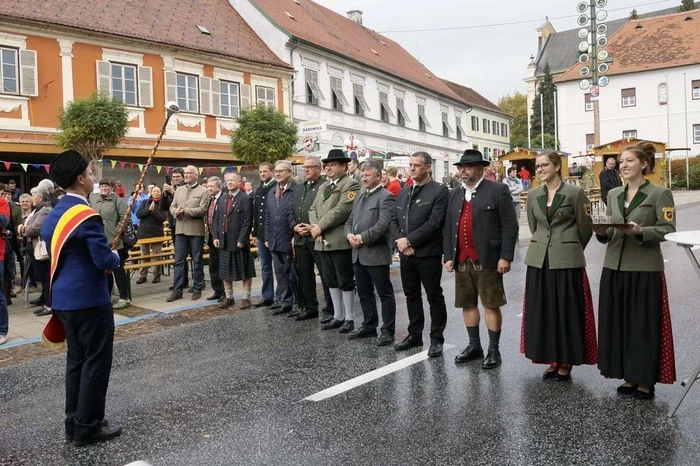 Die Defilierung am Hauptplatz erfolgte vor hochrangigen Ehrengästen, wie Landtagspräsident a.D. Franz Majcen.