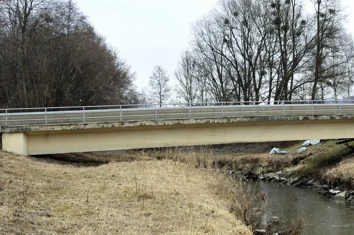 Die alte Brücke hatte eine Spannweite von 28 Metern, die neue wird eine Spannweite von 43 Metern haben.