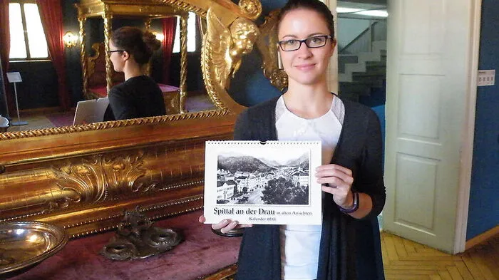 Archivarin Jasmin Granig präsentiert den Kalender für 2018