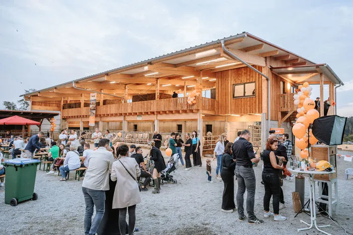 Die beiden haben den Hof übernommen und groß investiert - etwa in einen brandneuen Tierwohl-Stall, der am Samstag (14. Oktober 2023) mit einem großen Hoffest eröffnet wurde.