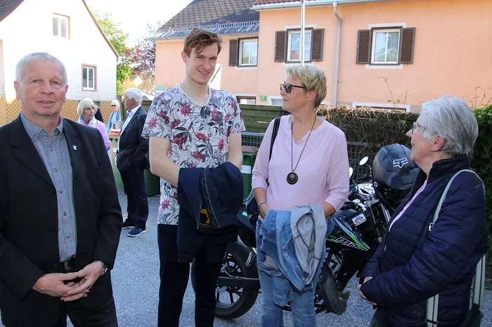 Zur Vernissage am vergangenen Freitag begrüßte START-Vorsitzender Heinz Bozic die Gäste, unter anderen Bürgermeister Helmut Linhart, Gemeinderat Wolfgang Fandl, den Ligister Vizebürgermeister Günther Queder und den Präsidenten der Berufsvereinigung der Bildenden Künstler Steiermark Armin Nimra-Ruckenbauer.