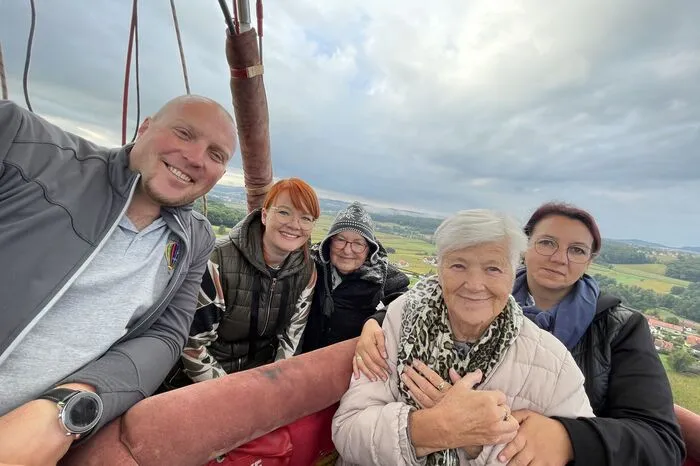 Gemeinsam mit Kerstin Grabenhofer, Hausleiterin in Söchau, und Pflegeassistentin Maria Zöhrer-Krenn hoben die 78-Jährige und 79-Jährige mit Stefan Jäkel, Heißluftballon-Pilot beim oststeirischen Ballon-Familienunternehmen Flaggl, ab.