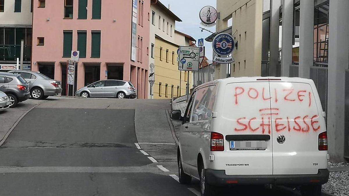 15 Objekte wurden in Fürstenfeld mit diesem Schriftzug beschmiert