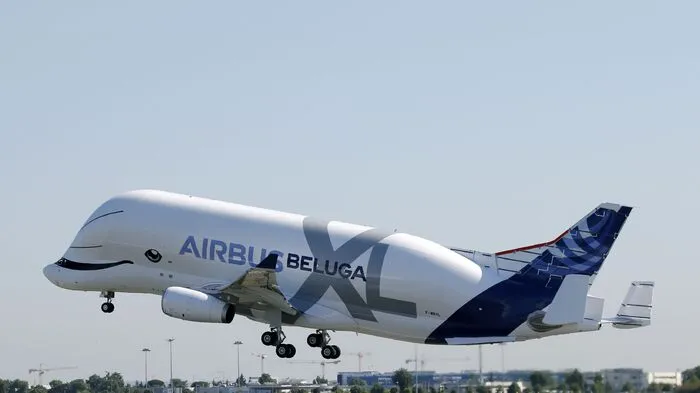 Der Beluga XL startete vor rund 10.000 Zuschauern nahe Toulouse zu einem gut dreistündigen Flug.