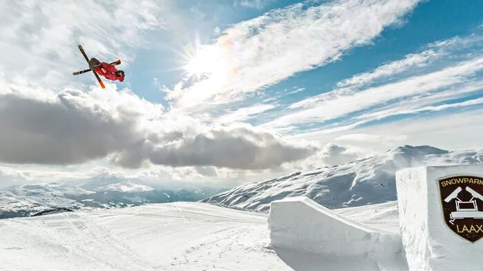 Die weltgrößte Halfpipe findet sich in einem der vier Snowparks im Flims, Laax und Falera im Kanton Graubünden. Dazu kommen 224 Pistenkilometer und beste Bedingungen für Freestyler, die das Skigebiet zum besten der Welt gewählt haben. Die coolste Unterkunft der Gegend ist das Rock Resort.