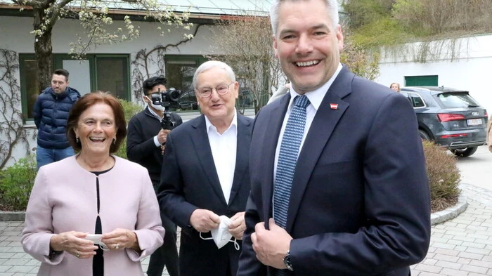 Am Montag stattete Bundeskanzler Karl Nehammer (rechts) der Stadt Alhtofen einen Besuch ab. Er besichtigte unter anderem das Humanomedzentrum sowie weitere Betriebe.