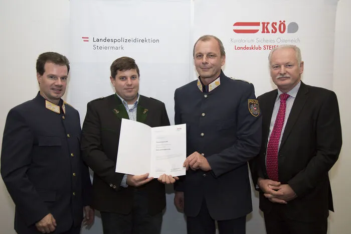Thomas Dworschak und Gruppeninspektor Roland Skoff bewiesen am 19. Jänner 2019 in Obervogau beherztes Handeln. Drei Täter bedrohten und verletzten eine Kellnerin mit einem Messer und stahlen ihr die Handkassa. Durch die Wahrnehmungen der beiden Männer konnten die Täter ausgeforscht und identifiziert werden.