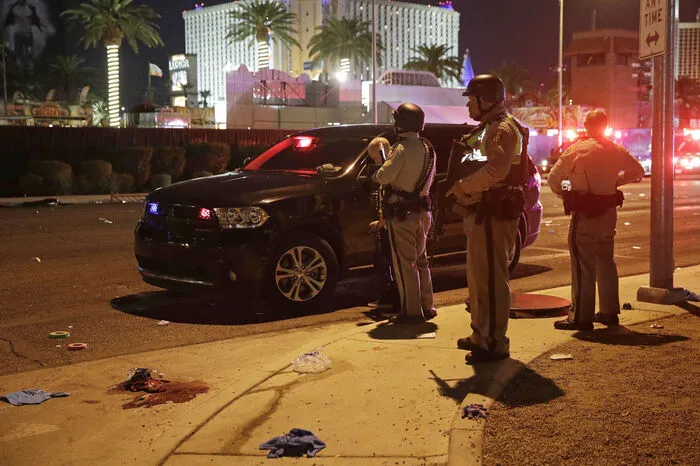 Die Polizei berichtete weiter, sie habe den mutmaßlichen Täter gestellt und getötet. Es soll sich um den 64 Jahre alten Steven Paddock handeln.