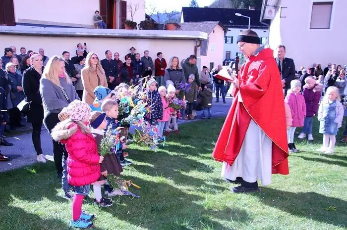 Die Palmweihe nahm Pfarrer Winfried Lembacher vor, umrahmt vom Kirchenchor und der Blasmusikkapelle Kainachtal. 
