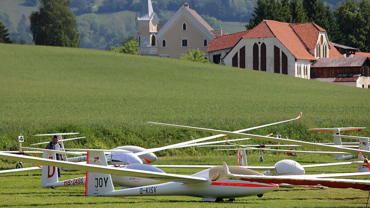 Gestartet und gelandet wird jeweils auf dem Flugplatz des Feldkirchner Flugsportvereines