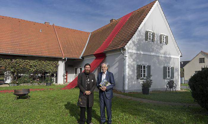 David Krenzelbinder, künstlerischer Leiter des Pavelhauses, mit Alexander van der Bellen. Der Bundespräsident statte dem Kulturzentrum am Wochenende einen privaten Besuch ab. 