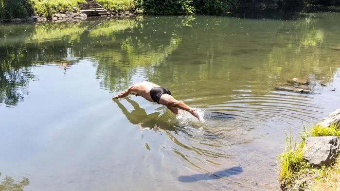 Viele suchen derzeit die Abkühlung im Wasser, auch in der Sattnitz, obwohl die Stadt davor warnt 
