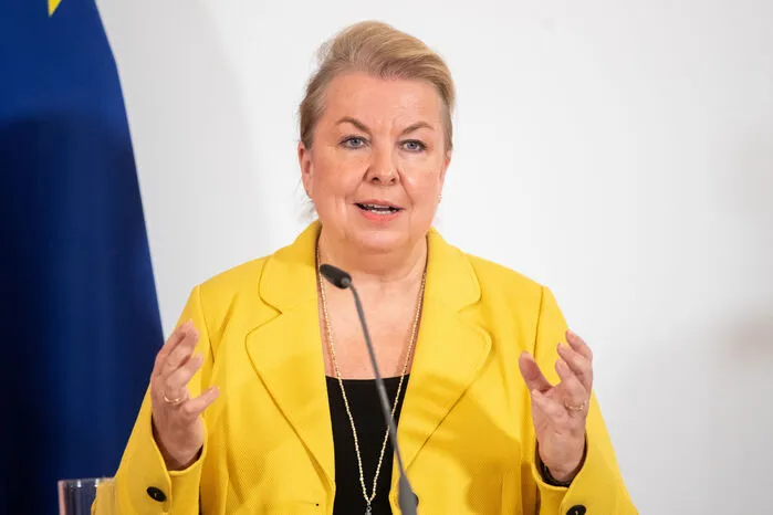 Ex-Sozialministerin Beate Hartinger-Klein schloss ein Postgraduate Studium an der Uni Wien ab. Ihre Masterarbeit schrieb sie über „Corona-Governance in Pandemiezeiten, Perspektiven für die Gesundheitsversorgung mit Schwerpunkt Krankenhaus“. Außerdem hält sie Vorträge, etwa zum Thema Pflege.