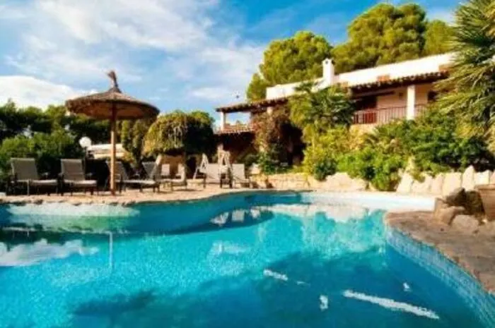 Golfen mit Tradition: Club de Golf Son ServeraDer zweitälteste Golfplatz auf der Insel befindet sich im Nordwesten nahe der Bucht von Cala Millor. Seit 1967 schlagen Golfer hier mit Blick auf die Costa de los Pinos ab. Der Club de Golf Son Servera war ursprünglich eine 9-Loch-Anlage. Mittlerweile steht hier ein 18-Loch-Course mit engen Fairways und kleinen Wasser-Hindernissen.Wer in der Nähe eine landestypische Übernachtung sucht – nur 1,4 Kilometer entfernt liegt die Finca Caleta. Die exklusive Strandvilla mit wunderschönem Garten und Pool hat Platz für bis zu zehn Personen und befindet sich nur 150 Meter Luftlinie vom Meer entfernt.