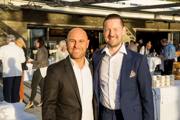 Von links: Christopher Zavodnik mit Stadttheater Direktor Matthias Walter