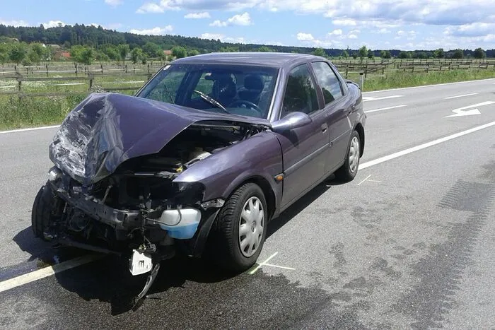 Drei Personen wurden verletzt, zwei Autos schwer beschädigt.