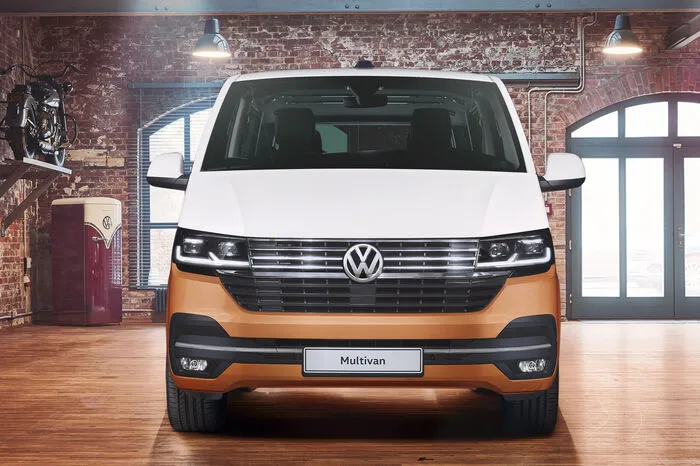 So viel zur Armada an Assistenzsystemen, jetzt zu den neuen Infotainment-Tricks, die in einem aufgefrischten Armaturenbrett untergebracht sind. Bei den 10,25 Zoll großen, digitalen Armaturen kann der Fahrer zwischen verschiedenen Screen-Konfigurationen wählen. Genauso wie zwischen zwei neuen Navigationssystemen: dem „Discover Media“ (8 Zoll) und dem „Discover Pro“ (9,2 Zoll). Gesteuert werden können sie unter anderem über Sprachbefehle, die mit dem Sager „Hey Bulli“ aktiviert werden.