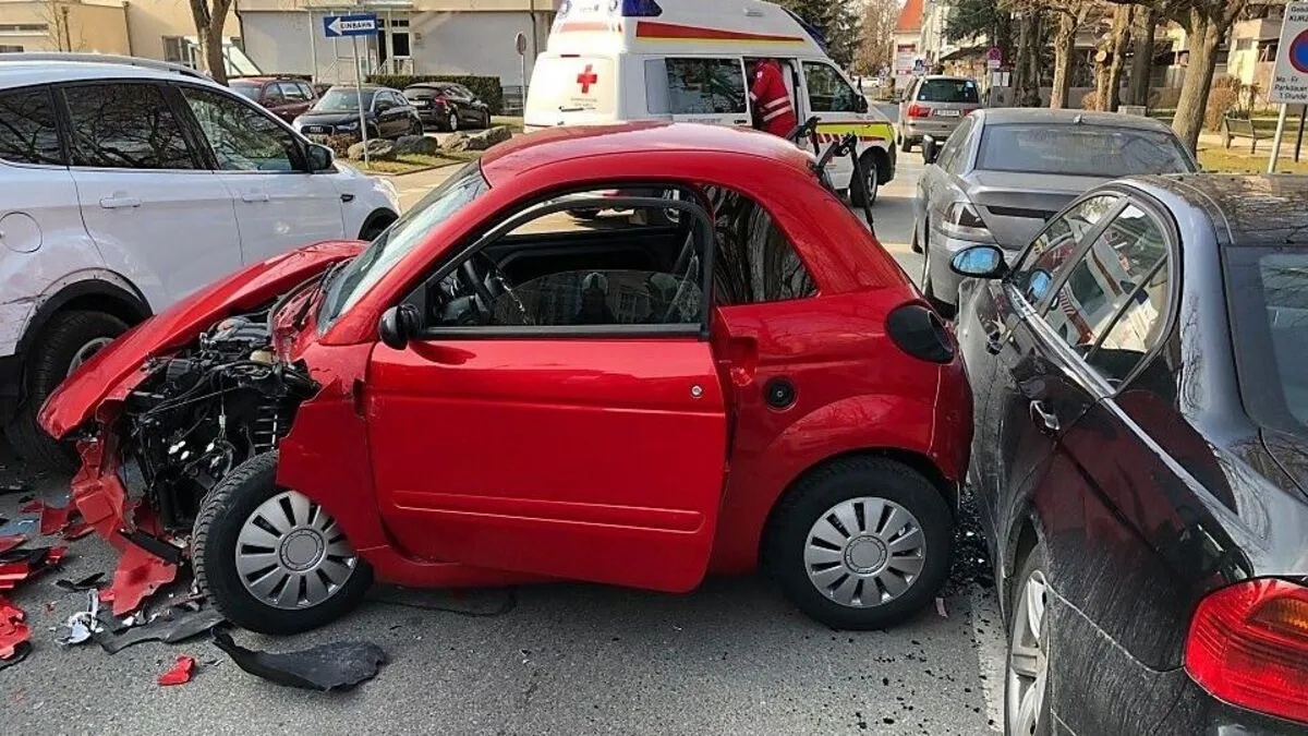 Das Microcar und zwei weitere Pkw wurden beschädigt