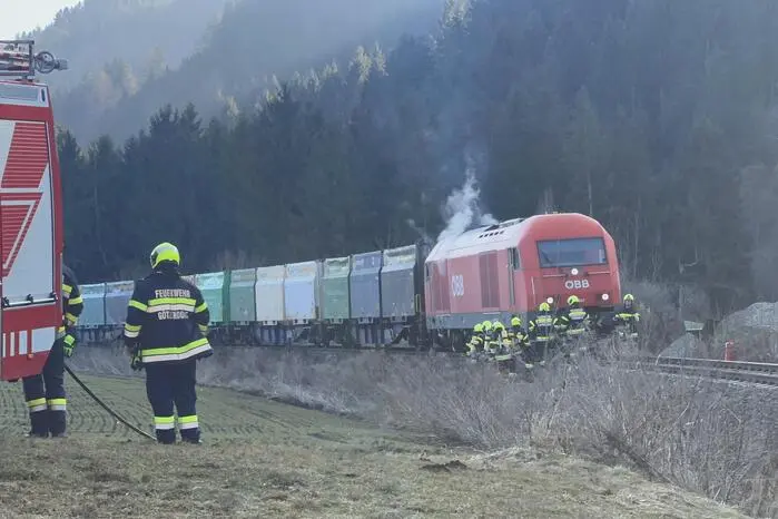 Ebenfalls an Ort und Stellen waren Rotes Kreuz und Polizei. Der Lokführer blieb glücklicherweise unverletzt.
