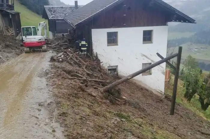 Die Bewohner fanden vorübergehend bei ihrem Nachbarn eine Bleibe.