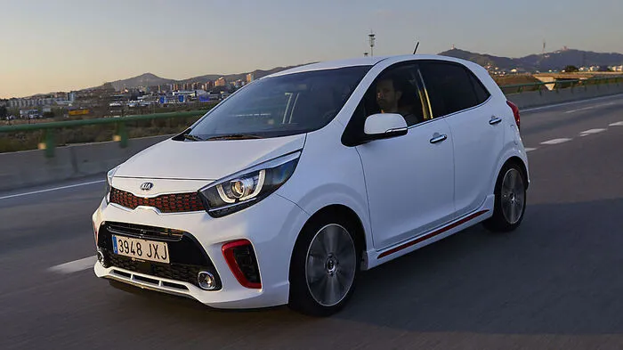 Kia hat sich in diesem Jahr viel vorgenommen: Der neue Kia Rio fährt im Februar vor, die Modellpalette des SUV Niro wird im Juni um eine Plug-in-Hybrid-Variante erweitert. Auch die Kombi-Variante des Kia Optima wird es ab Juni in der Ausführung als Plug-in-Hybrid geben. Im dritten Quartal ist es dann Zeit für Kias neue Sportlimousine namens Stinger GT. Und im November folgt ein komplett neues SUV für das B-Segment.