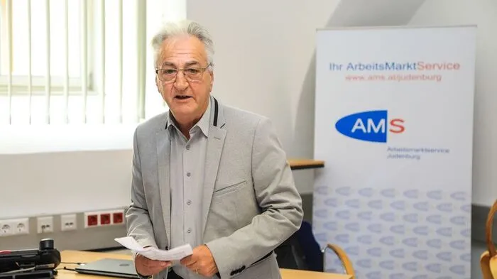Mit einer herzlichen Feier in kleinem Rahmen wurde der langjährige Leiter des AMS Judenburg, Günther Kaltenbacher, am Donnerstag in den Ruhestand verabschiedet.