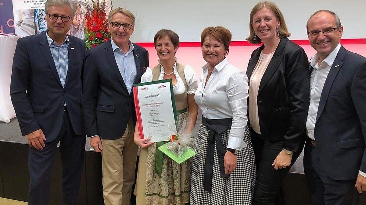 Direktor  Karl-Heinz Dernoscheg – WKO Steiermark, Präsident Josef Herk – WKO Steiermark, Petra Schrenk – Moarhofhechtl, Anna Harrer – FiW-Bezirksvorsitzende Weiz, Landesrätin Barbara Eibinger-Miedl, Andreas Schlemmer – WKO Regionalstellenleiter Weiz