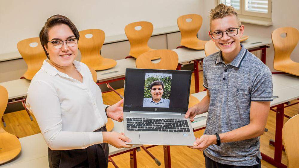 Schülervertreter Judith Zedrosser, Alexander König (auf dem Laptop) und Michael Pirker bei einem Interview 2020