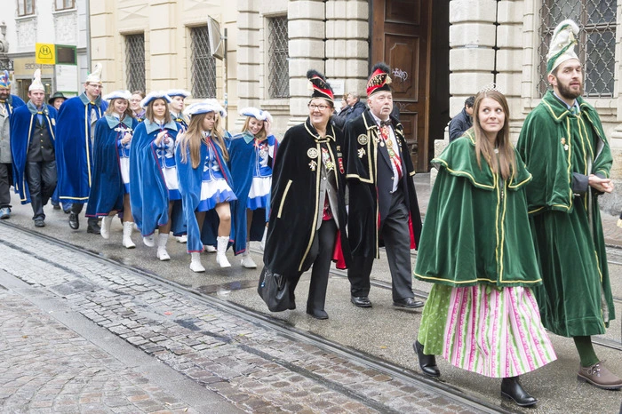 Das amtierende Faschingsprinzenpaar Michaela I., Amazone aus dem USI-Land und Harald II. von Notarien zogen vorne weg.