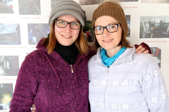 Das Cheforganisatoren-Duo Karin Koschier-Kaufmann und Sabrina Posarnig (von rechts) vom Veranstalter Trachtenkapelle St. Donat/Glandorf konnte am Sonntag beim Bezirksmusiker-Eisstockturnier in aller Früh neun Moarschaften begrüßen. 