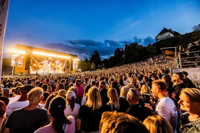 8000 wollten Seiler und Speer auf der Schlosswiese in Moosburg sehen