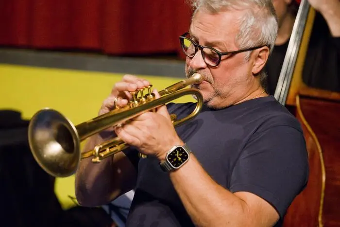 Der Auftritt des Quintetts im Zeltweger Kellertheater zeichnete sich durch ausgefeilte musikalische Kommunikation und einen lebendigen Ensembleklang aus und bot so ein mitreißendes Konzerterlebnis sowohl für eingefleischte Jazzfans als auch für neue Zuhörer.