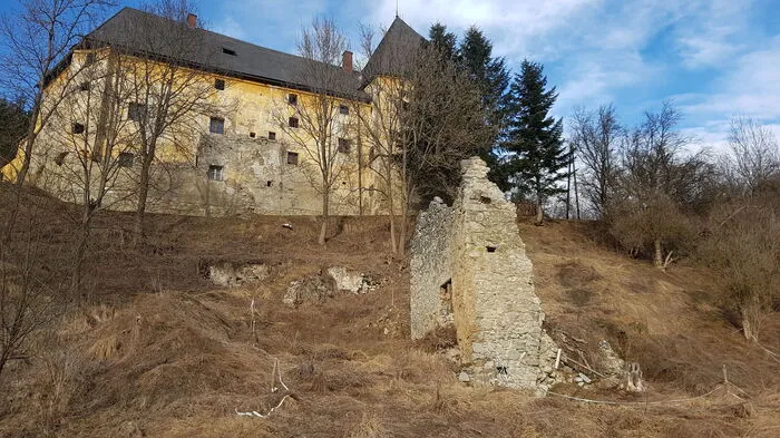 Das Schloss Sauerbrunn in Thalheim.