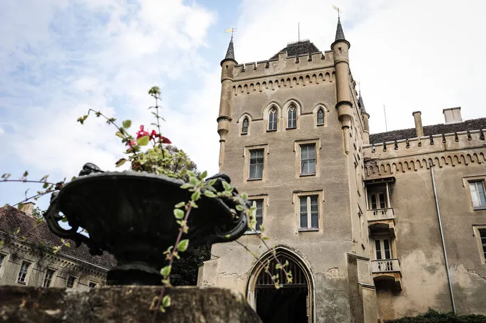 Das Schloss wurde im 19. Jahrhundert im Tudorstil umgebaut.