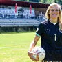 Carina Wenninger, Profi beim FC Bayern München und eine der erfolgreichsten Fußballspielerinnen Österreichs, am Sportplatz des SV Thal